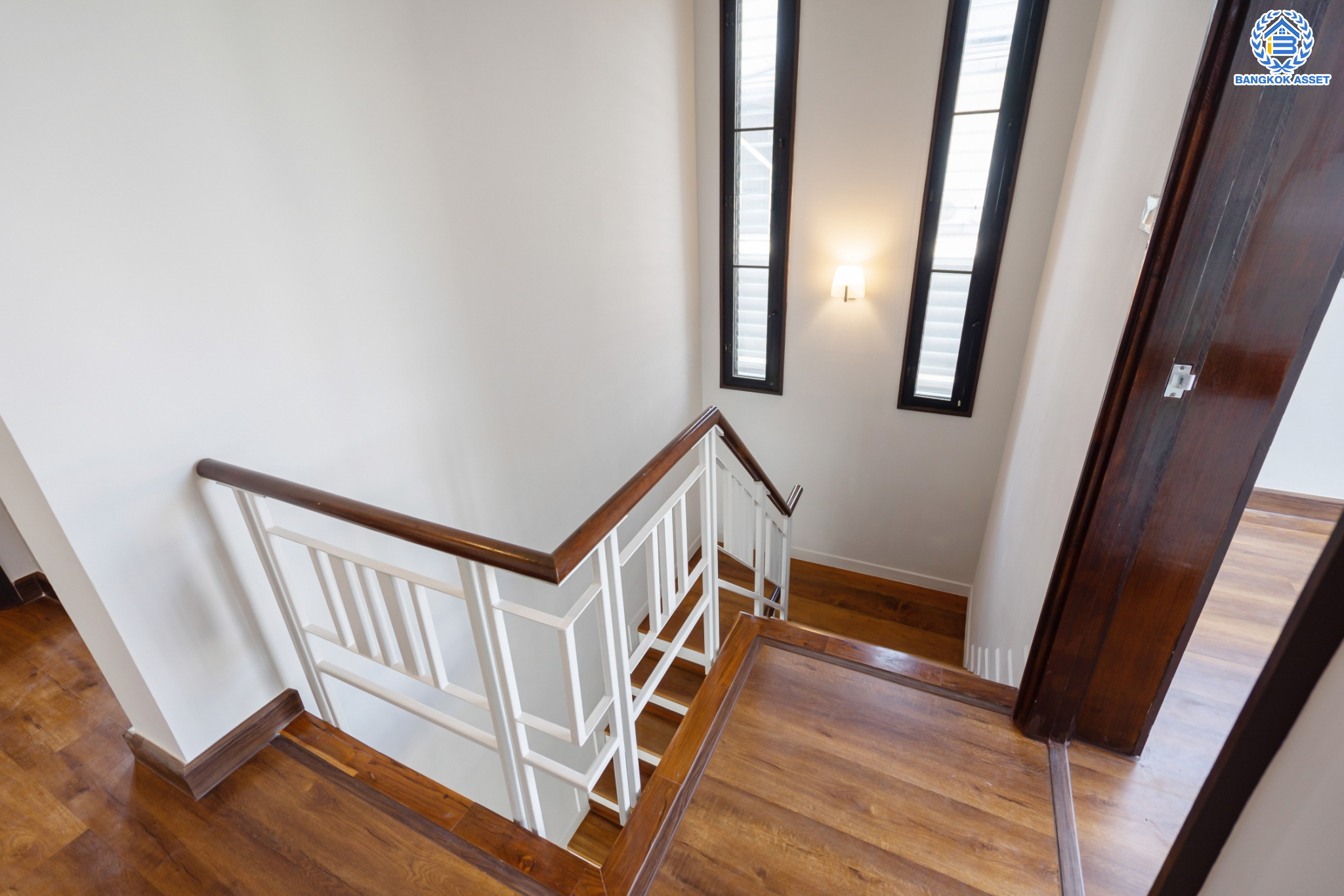 บ้านมือสองตกแต่งใหม่ ม.นราวัลล์ เกษตร-นวมินทร์ บ้านเดี่ยวหลังมุม เนื้อที่ 54.2 ตร.ว. ฟังก์ชันรวม 4 ห้องนอน 3 ห้องน้ำ 1 ห้องอเนกประสงค์ จอดรถได้ 2 คัน กว้างขวาง Built in Furniture พร้อมทุกการใช้งาน บนทำเลใจกลางเมือง! เชื่อมต่อทั้ง ถนนนวมินทร์, ถนนนวลจันทร์, ถ.ลาดพร้าว, ถ.รามอินทรา ใกล้ The Walk เกษตรนวมินทร์, ทางด่วนรามอินทรา และรถไฟฟ้าสายสีน้ำตาล "สถานีนวลจันทร์"